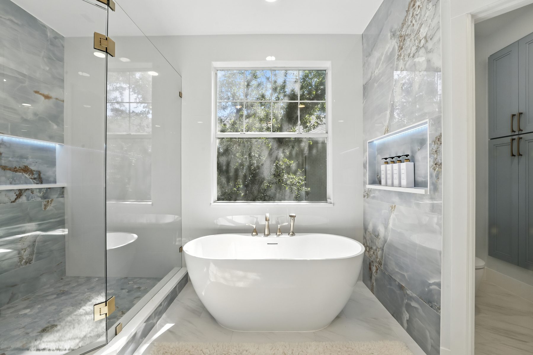 Master bathroom soaking tub